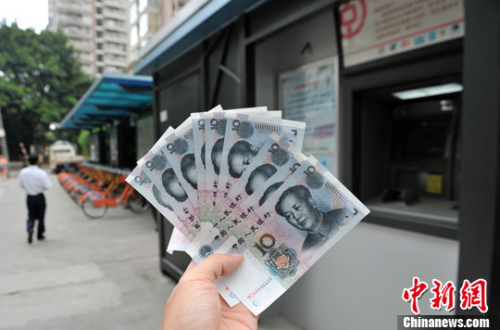 “如果是千元左右的跨行轉(zhuǎn)賬，都會先充值到支付寶，然后再轉(zhuǎn)到相應(yīng)銀行賬戶中”，肩負(fù)3000多元月供的北京白領(lǐng)小李告訴中新網(wǎng)記者，這樣操作起來方便、省時，還免去下載好幾個銀行客戶端的麻煩。