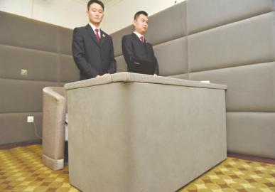 審訊室、居住室內(nèi)的桌椅板凳都進(jìn)行了軟包。