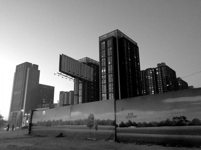 荒地西、南、北三面被2米多高的圍欄圍住。