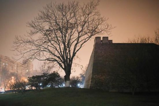 2015年12月20日，北京。霧霾之中，燈光之下的明長(zhǎng)城遺址公園。