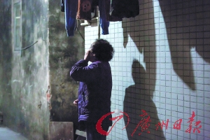 女姐在講述自己老伴幾年前在保姆的“照料”下去世的經(jīng)歷，神色悲傷。廣州日?qǐng)?bào)記者陳憂子 實(shí)習(xí)生郭嘉亮攝