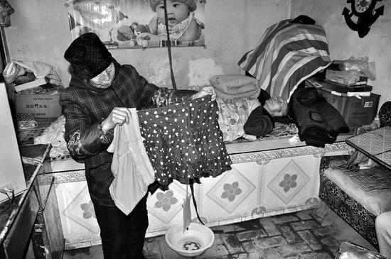 給爺爺?shù)芥?zhèn)上領(lǐng)過冬的福利，卻領(lǐng)回短裙短褲