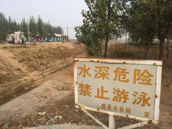 2015年10月20日，記者在河北省威縣看到，橋下河流早已干涸，除了土和石頭，什么都沒有。 新華社記者郭雅茹 攝