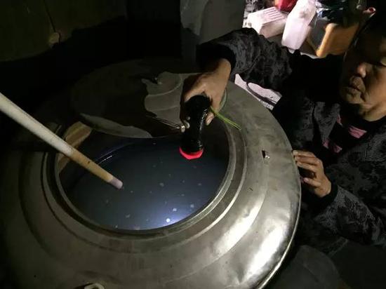 洞庭湖缺水，2015年11月，湖南省南縣石壩村肖喜福老人家中面臨的水質(zhì)型缺水難題。近20多年來，家里打了兩次深井，如圖所示，井水呈乳白色，鐵錳嚴(yán)重超標(biāo)，無法飲用。新華社記者周楠攝