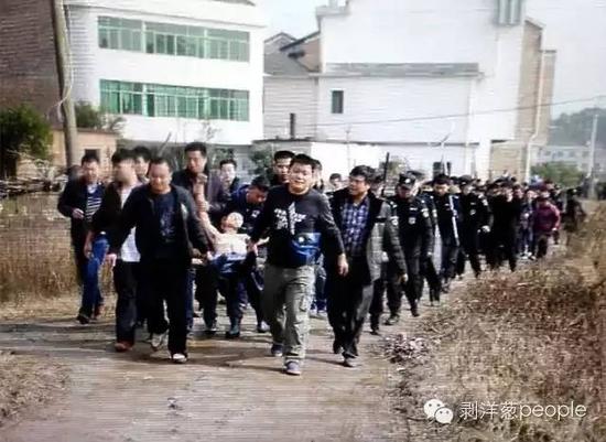 聶露勇被抓獲時(shí)畫(huà)面。