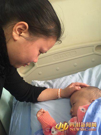 徐女士看著睡著的兒子，心里為手術費發(fā)愁