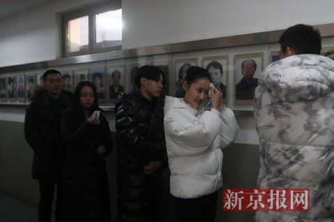 表演系考生考前正用紙巾卸妝。