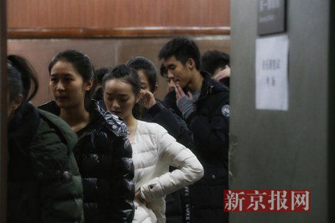 音樂劇系考生在備考區(qū)域等待考試。新京報記者 周崗峰 攝