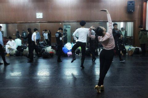 音樂劇系考生在備考區(qū)域等待考試。新京報記者 周崗峰 攝