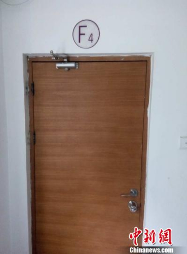 6日，事發(fā)樓層四層消防通道門被封死。呂春榮 攝