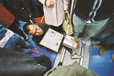 在賣藝時(shí)，李大鵬會把判決結(jié)果掛在胸前