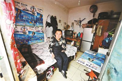 早晨收拾停當(dāng)后，李大鵬準(zhǔn)備前往地鐵賣藝