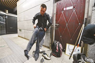 只有在賣藝時(shí)，李大鵬才會換上破舊的衣服