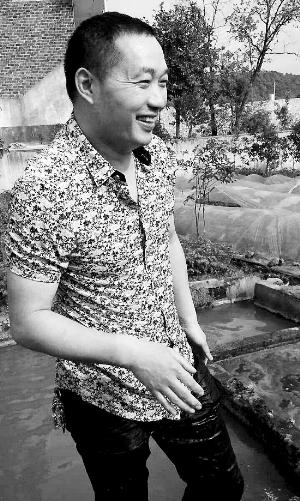 救出小孩上后，楊文利一身糞水。