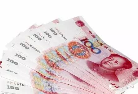 按照4月1日起上海執(zhí)行的月最低工資標(biāo)準(zhǔn)2190元計(jì)算，勞動者在5月1日當(dāng)天加班，每天的加班工資至少有302元。如果3天都加班、不調(diào)休，加班工資至少有704元。