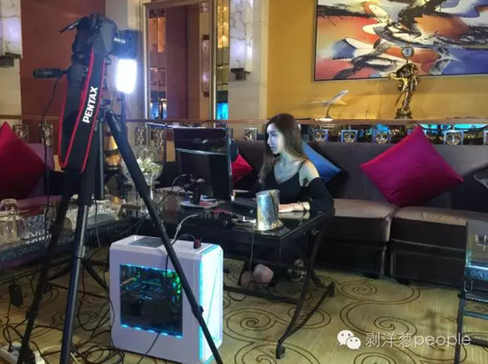 直播中的王瑞兒。攝影：于亞妮