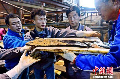 圖為南昌西漢?；韬钅怪鳂∈铱脊虐l(fā)掘現(xiàn)場出土了一組漆器“屏風(fēng)”?！」?攝