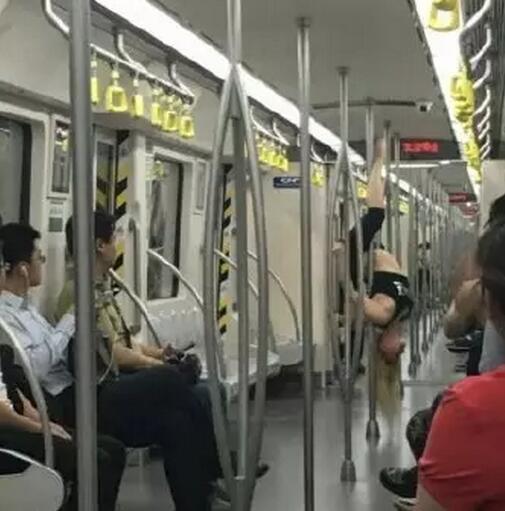 女子在地鐵上跳鋼管舞。