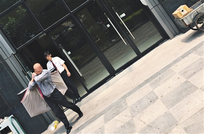 昨日11時許，新華聯(lián)國際公寓門口，一男子將電視等賭具轉(zhuǎn)移，后被警方控制