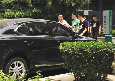 昨日下午，北京警方從新華聯(lián)國際公寓內(nèi)帶出一名男子