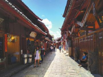 6月3日中午，麗江古城街道上游客稀少。