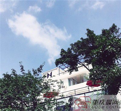 書店外觀設(shè)計感十足。