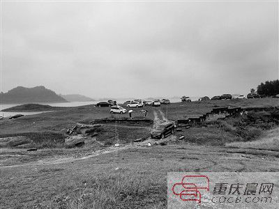 10日，約30輛自駕車被困在長壽湖的這片湖灘上。