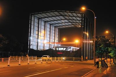 昨日夜間，河北北戴河，“巴鐵”1號試驗地，工作人員正在對車體進行施工檢修。