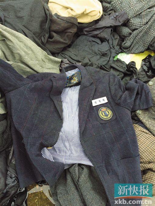 現(xiàn)場(chǎng)查獲的一件韓國(guó)校服。 鄭雁虹/攝