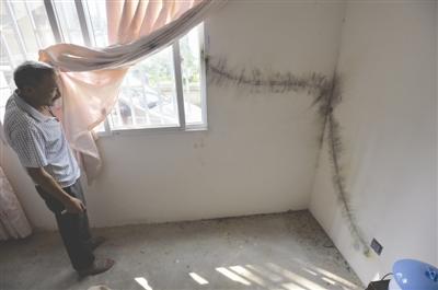 村民家中電視機的天線被閃電擊中，貼在墻上的線被燒毀