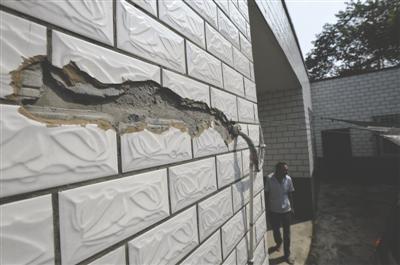 村民家被閃電擊中，墻上的瓷磚被打壞