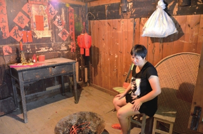 邱巧媚經(jīng)常一個人坐在屋里發(fā)呆。本版圖片京華時報記者 韓林君 攝