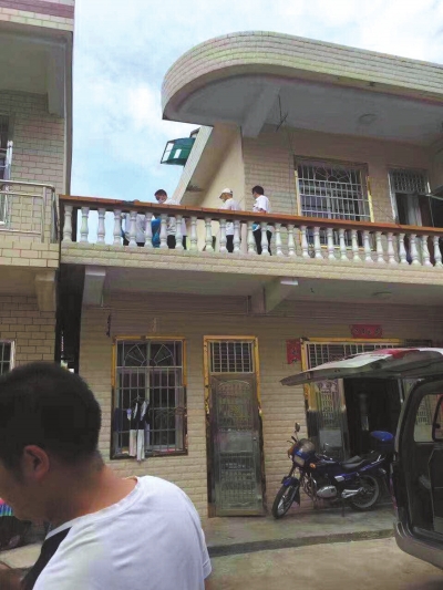 警方在嫌疑人鄰居家二樓露臺(tái)上發(fā)現(xiàn)女孩尸體。 家屬供圖