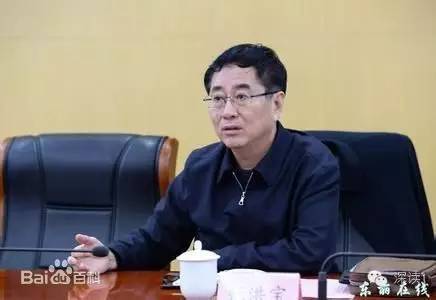 通報(bào)指出，張洪寶眼看著幾年前還不知名的個(gè)體老板搖身一變成為大企業(yè)家，心里既艷羨又發(fā)酸，滋生了“我為他們贏得了好的發(fā)展機(jī)遇，收些款物就權(quán)當(dāng)是對(duì)我這些年辛勤工作的一種補(bǔ)償”的念頭。于是他開始熱衷于與身邊的企業(yè)老板拉拉扯扯、勾肩搭背，剛開始只是幾頓飯、幾張卡，日積月累，越陷越深，不給錢不辦事，給了錢才辦事，在東麗人稱