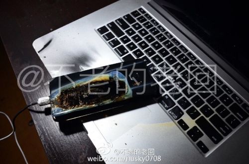 根據(jù)圖片來看，蘋果MacBook Pro筆記本觸控面板左邊部分被熏黑，而且該網(wǎng)友也提供了充電設備，就是三星Note 7原裝充電器。