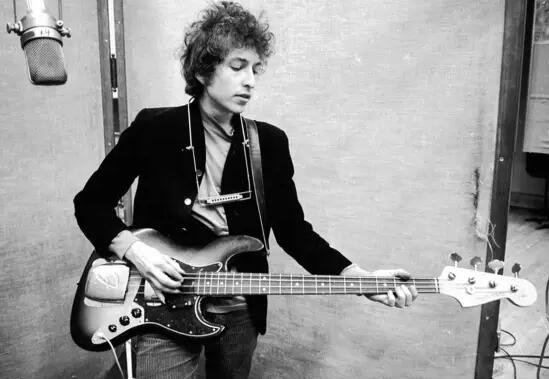 此處外事兒(微信ID：xjb-waishier)要替一個(gè)人心疼10秒鐘——自2009年以來連續(xù)八年被視為諾貝爾文學(xué)獎(jiǎng)熱門人選的日本作家村上春樹。