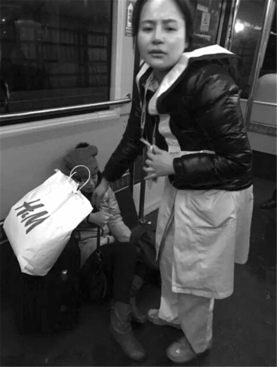 事發(fā)后，一名女乘客（左）受傷。