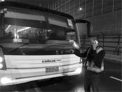 事發(fā)擺渡車。網(wǎng)絡(luò)圖片