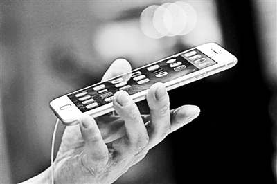 事實(shí)上，很多專業(yè)人士認(rèn)為蘋果回到美國(guó)生產(chǎn)不切實(shí)際的真正原因在于美國(guó)缺乏足夠的產(chǎn)業(yè)工人和配套產(chǎn)業(yè)鏈。一家風(fēng)險(xiǎn)投資公司的合伙人就表示：“目前美國(guó)在消費(fèi)電子產(chǎn)品領(lǐng)域已經(jīng)不具備供應(yīng)鏈。這種供應(yīng)鏈不僅僅指的是原材料和核心部件，而且還包括具有一定能力的熟練技術(shù)工人?！? complete=