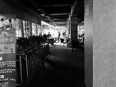 在關(guān)嶺縣，臺(tái)球廳成了輟學(xué)孩子消磨時(shí)光的最好去處 攝影/本報(bào)記者 楊寶璐