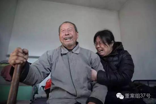 聶樹斌父親得知聶樹斌被判無罪消息后失聲痛哭。 新京報記者 彭子洋 攝