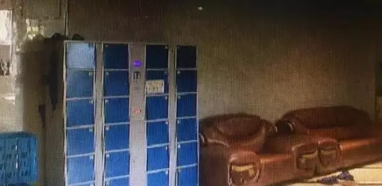 事后一家在浴場(chǎng)里燃放爆竹？