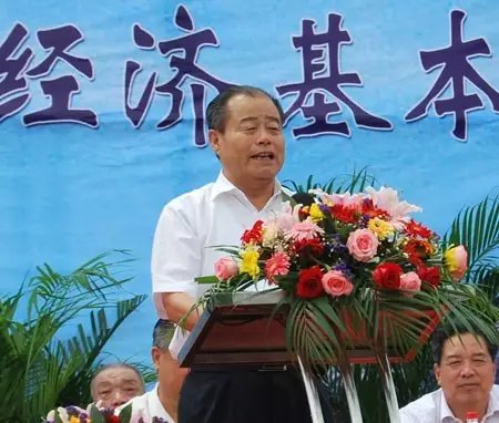 信發(fā)集團發(fā)展成為一家集發(fā)電、供熱、氧化鋁、電解鋁、碳素、燒堿、聚氯乙烯、電石、鋁深加工等產(chǎn)業(yè)于一體的現(xiàn)代化大型企業(yè)集團，位于山東聊城茌平縣。2016年10月，信發(fā)集團董事局主席張學(xué)信在接受山東商報采訪時表示，44年企業(yè)沒有一名員工離職。