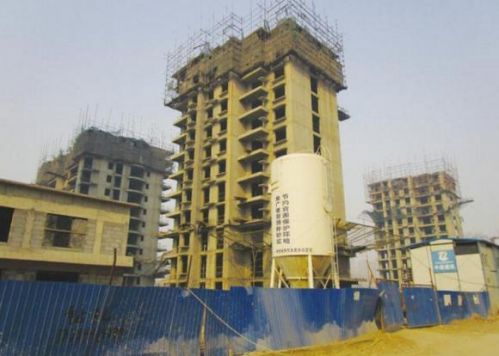 爛尾的現(xiàn)代國際汽貿城配套住宅項目。