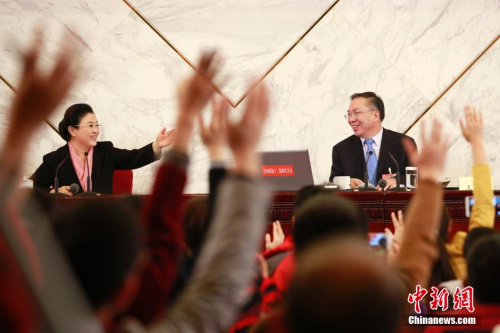 資料圖：2016年3月2日，全國政協(xié)十二屆四次會議新聞發(fā)布會在北京人民大會堂舉行，大會新聞發(fā)言人王國慶(右)回答中外記者提問。中新社記者 盛佳鵬 攝