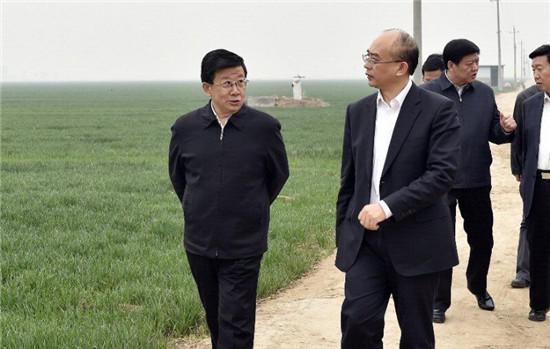 4月3日至4日，河北省委書記、省人大常委會主任趙克志，省委副書記、省政府黨組書記許勤在雄安新區(qū)調(diào)研。這是趙克志、許勤4日實地察看雄安新區(qū)核心區(qū)概貌。 圖片來源：河北新聞網(wǎng)