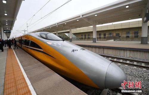資料圖：2017年3月21日，新型CRH380AJ--0203動車組列車“黃醫(yī)生”從蘭州西車站高速場上線，開始檢測寶蘭客專蘭州西站至東岔站間334公里高鐵行車設(shè)備，寶蘭客專（蘭州局管段）聯(lián)調(diào)聯(lián)試正式啟動。楊艷敏 攝