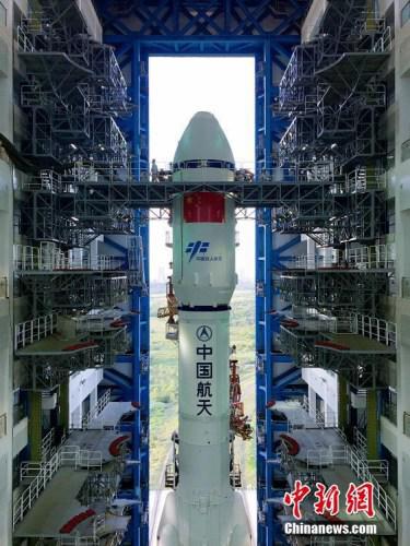 垂直轉(zhuǎn)運(yùn)的順利完成，標(biāo)志著“天舟一號”飛行任務(wù)正式進(jìn)入發(fā)射階段。張文軍 攝