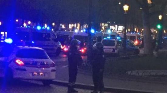 據(jù)英國廣播公司（BBC）消息，巴黎警方稱，巴黎中部發(fā)生槍擊事件，一名警察死亡，另一名受傷。