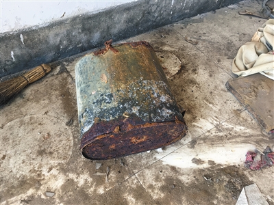 村民參與治理滲坑時(shí)使用過的鐵桶，已經(jīng)被嚴(yán)重腐蝕。